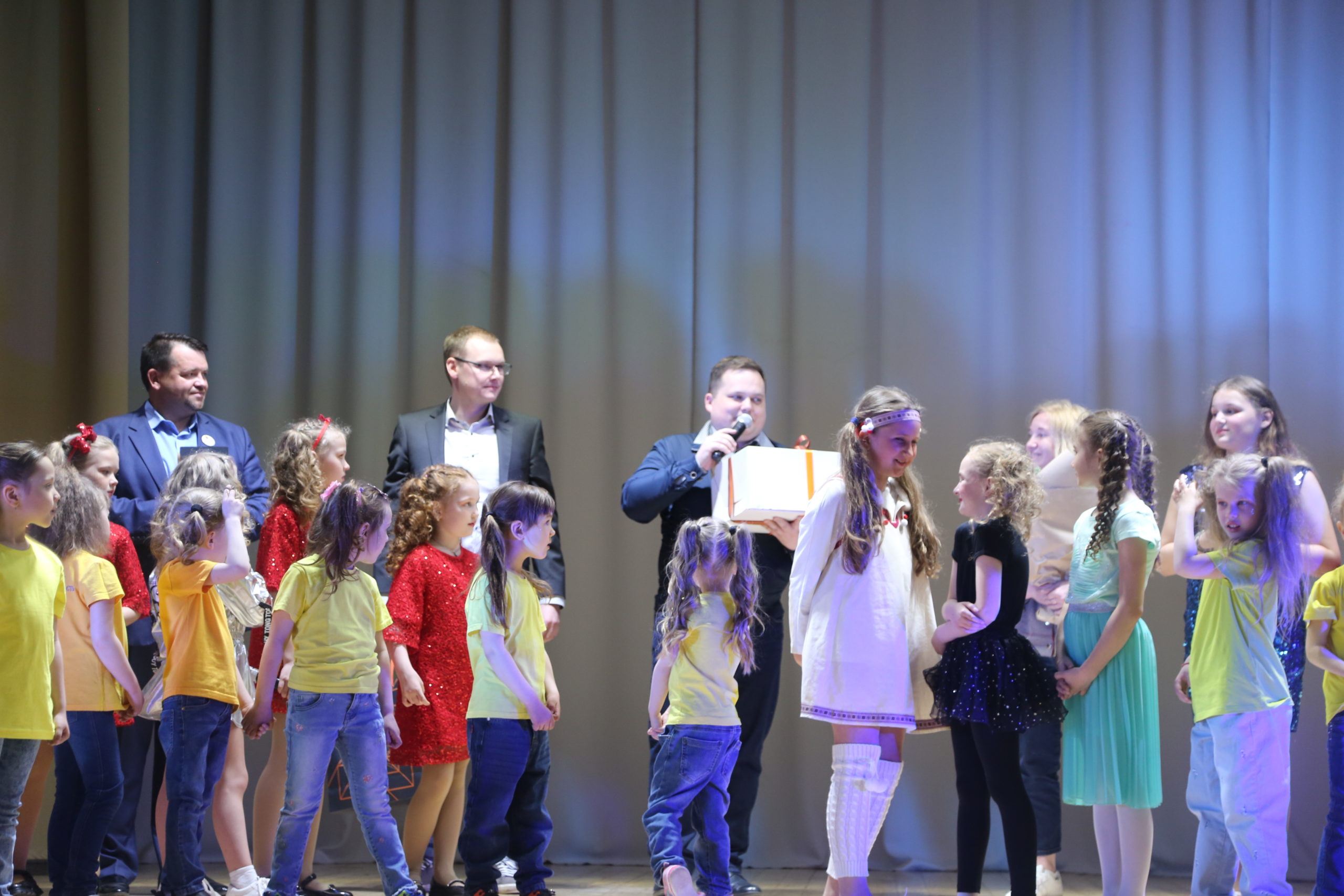 Представители ООО «Приморский УПК» посетили отчетный концерт детского вокального коллектива «Веснушки» и приняли участие во вручении подарков детям.